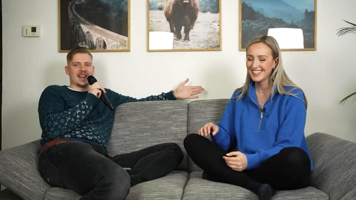 KuchenTV und Alicia Joe sitzen auf einer couch